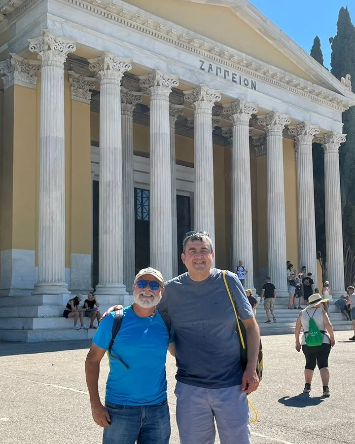 Carlos Adriano com viajante em frente ao Zappeion, em Atenas
